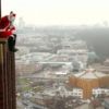 Video: This Santa climbed down a skyscraper to distribute gifts