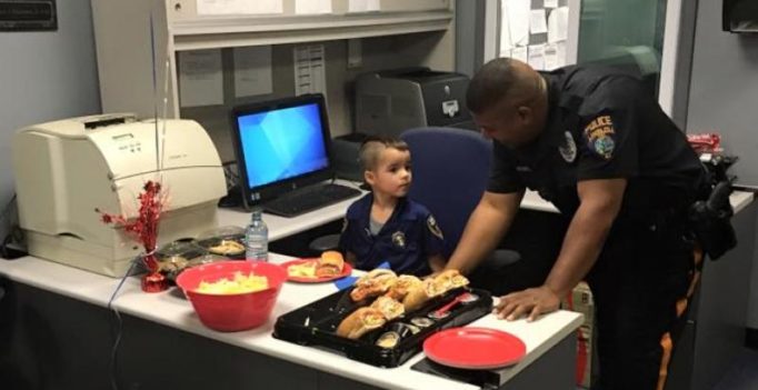5-year-old uses saved up pocket money to by lunch for police
