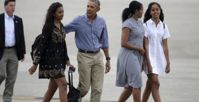 Obamas wrap up final summer trip as first family