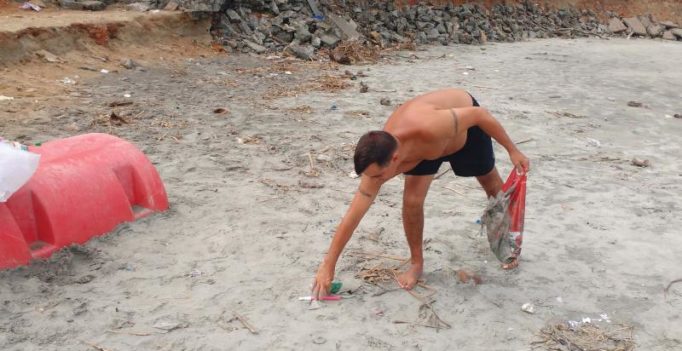 British family cleans Fort Kochi beach
