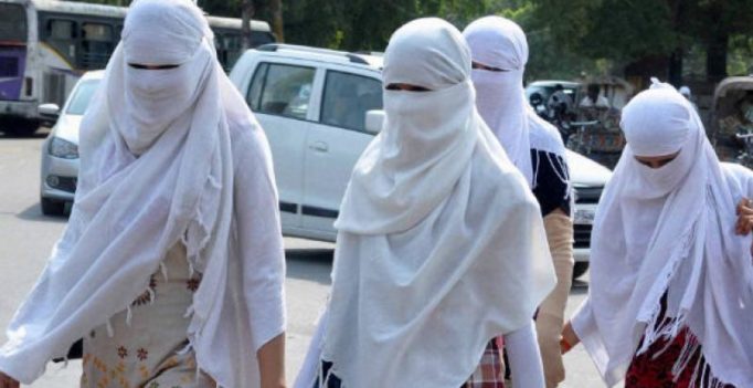 Karnataka: DK college boys protest against Muslim girls wearing scarves