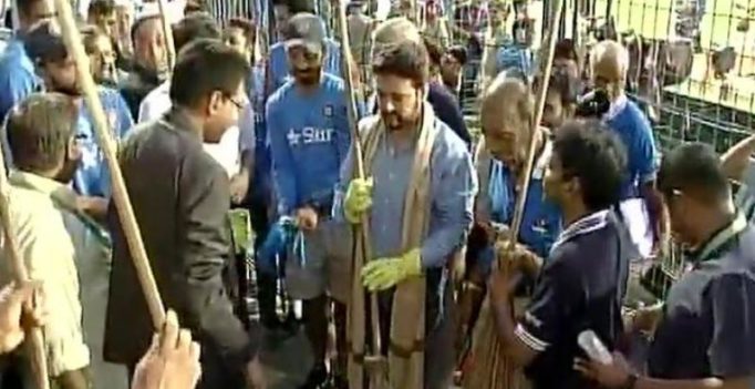 Watch: Kohli, Thakur clean Eden as part of Swachh Bharat Abhiyan