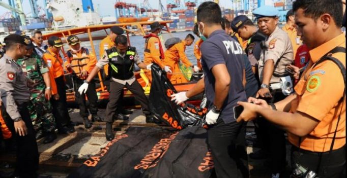 Indonesia Lion Air crash: Rescuers recover 10 bags filled with body parts of victims